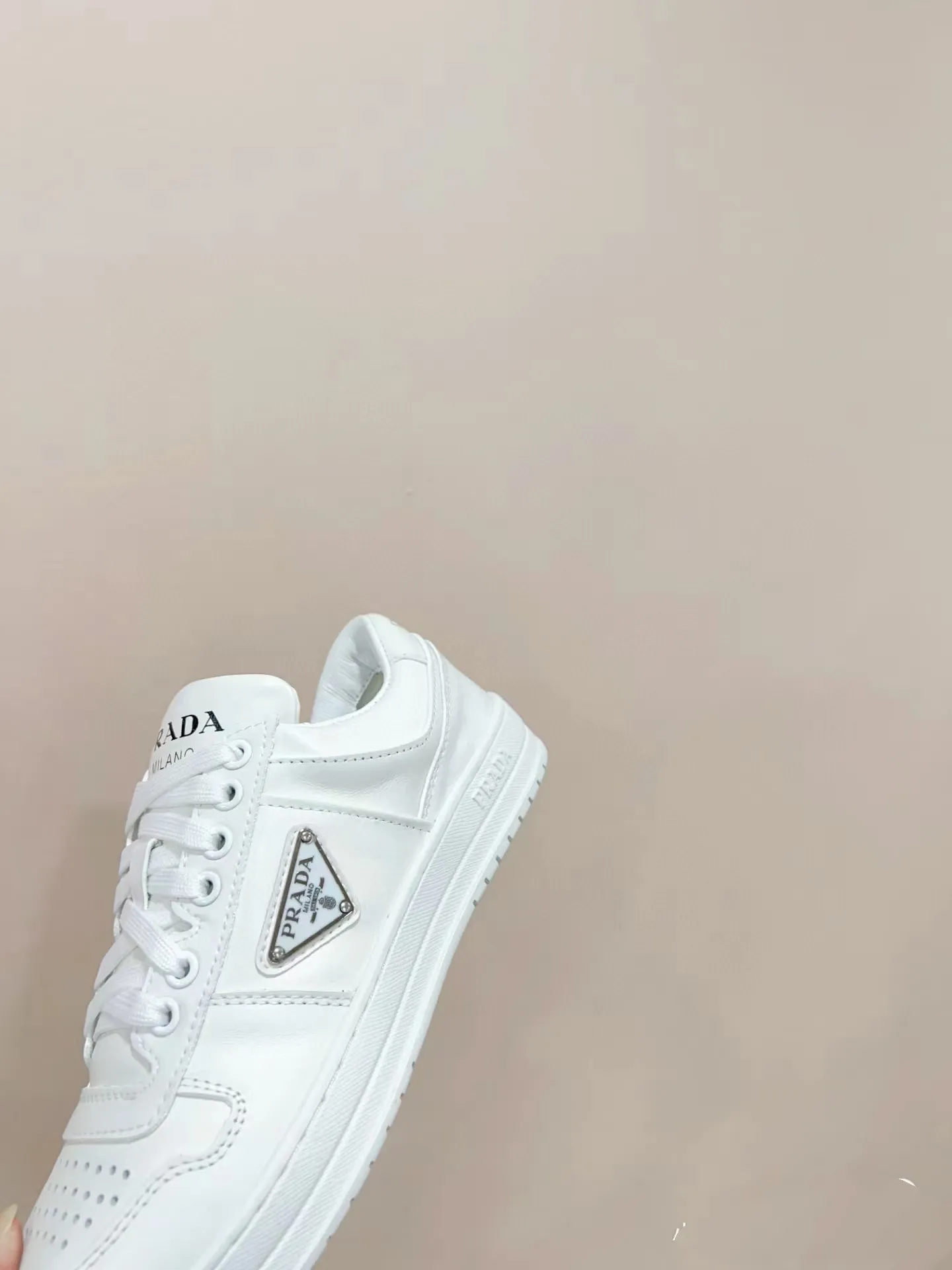 P380 Yuan 38-45 Prada Prada’s new men’s leather sports shoes, the highest version on the market, any comparison is welcome🆚! The original leather has excellent texture and is super high-end! Fetal sheep net lining imported from Italy, removable pad! Luxurious materials and fine workmanship, highly recommended!